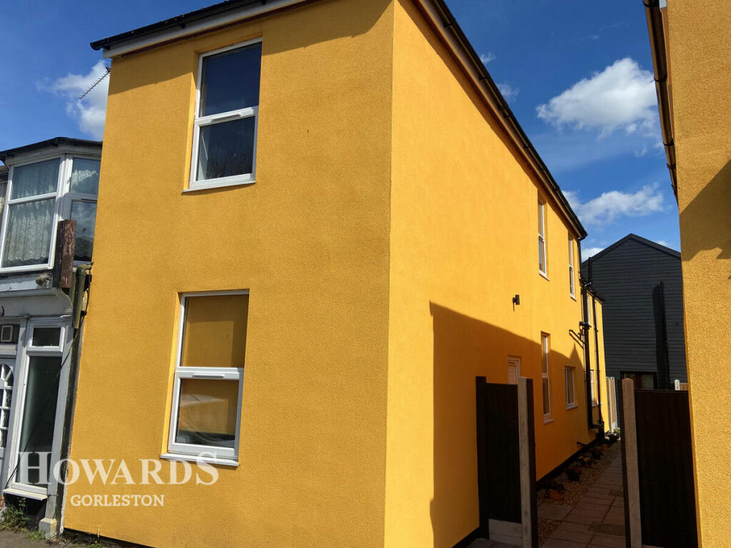 3 bedroom end of terrace house for sale in Mill Road, Great Yarmouth, NR31