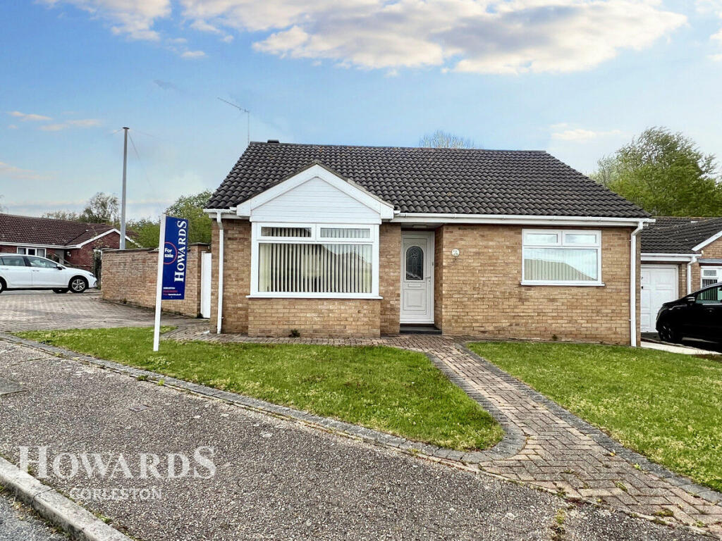 3 bedroom detached bungalow for sale in Potters Drive, Hopton, NR31