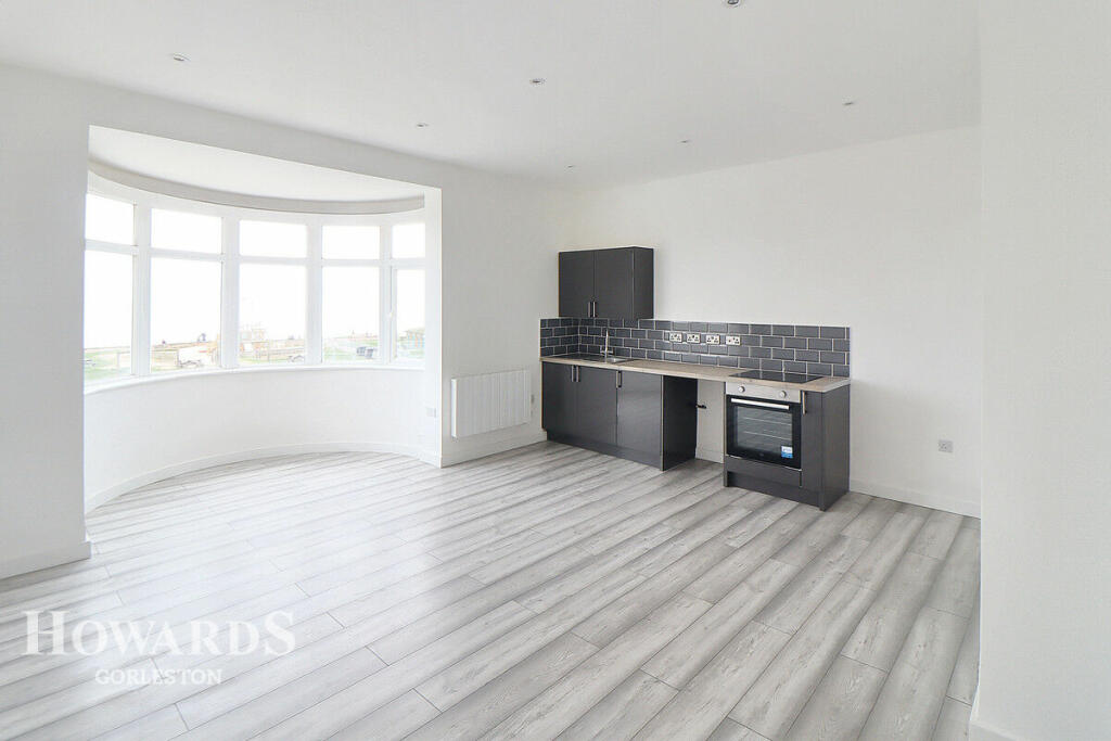 1 bedroom flat for sale in Marine Parade, Gorleston, NR31