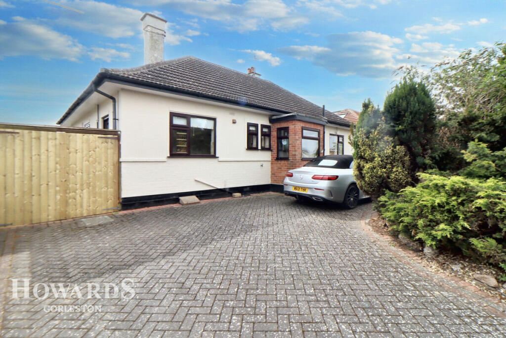 3 bedroom detached bungalow for sale in Links Road, Gorleston, NR31