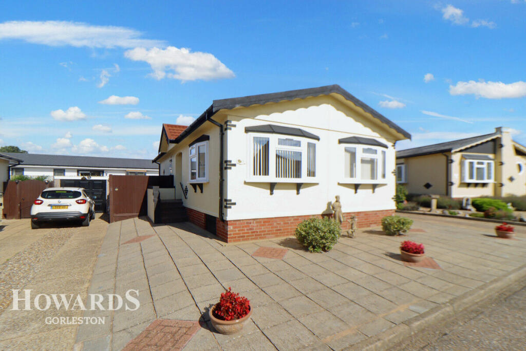 2 bedroom park home for sale in Sunninghill Close, Bradwell, NR31