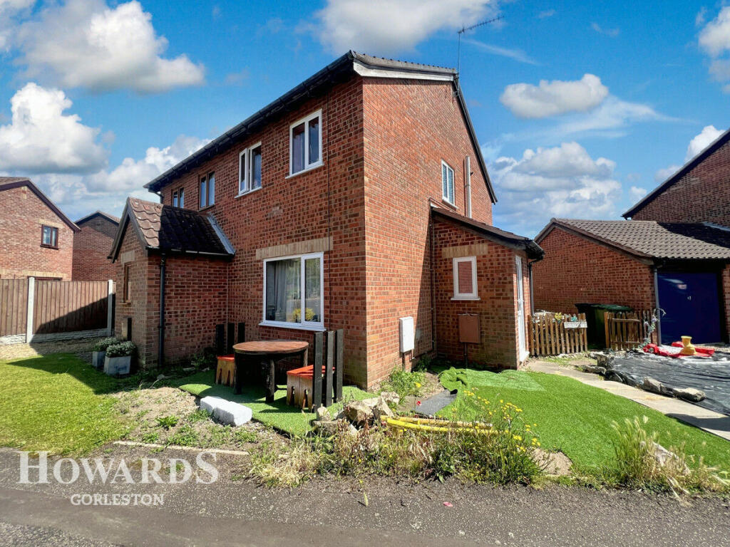 2 bedroom semidetached house for sale in Constable Drive, Bradwell, NR31