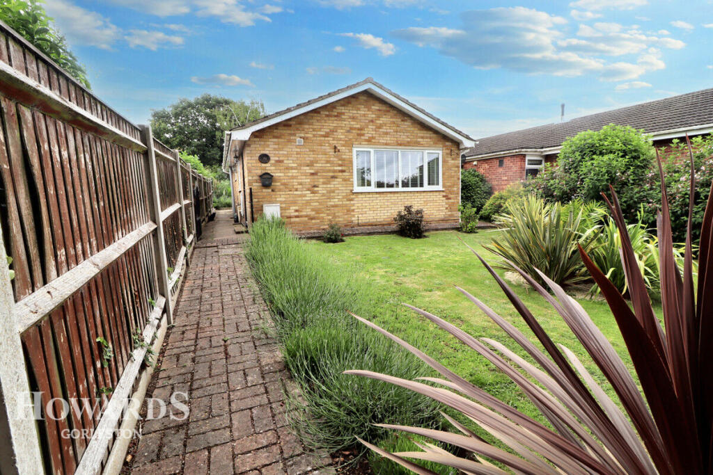 3 bedroom detached bungalow for sale in Heather Road, Belton, NR31