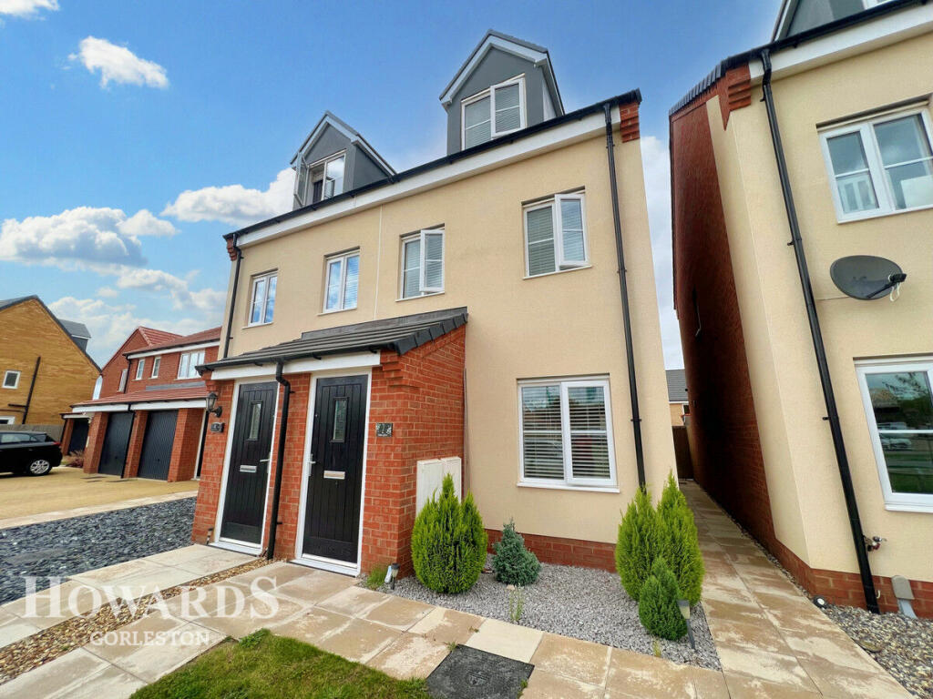 3 bedroom semidetached house for sale in Bellamy Drive, Bradwell, NR31