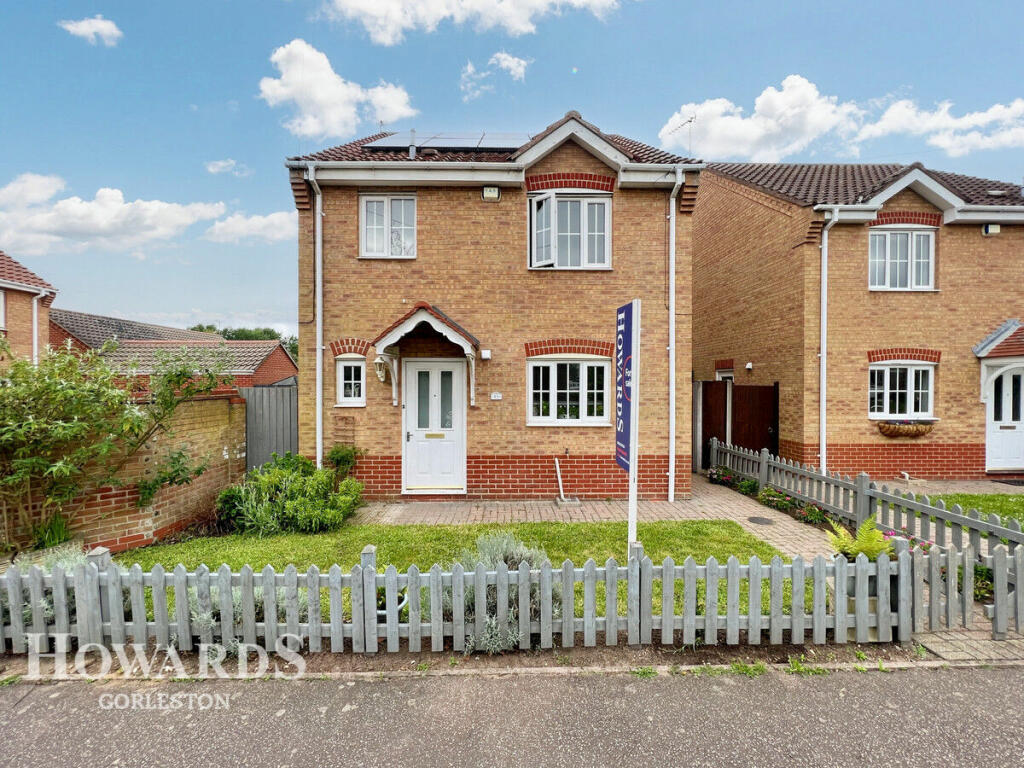 4 bedroom detached house for sale in Bracon Road, Belton, NR31