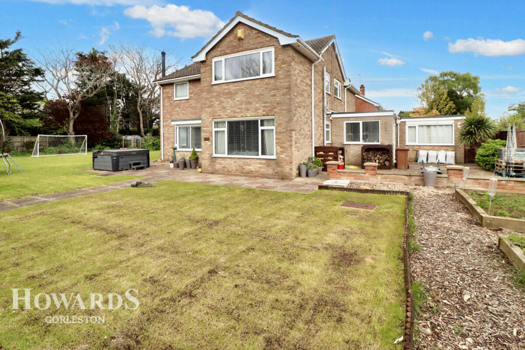 5 bedroom detached house for sale in Lowestoft Road, Gorleston, NR31
