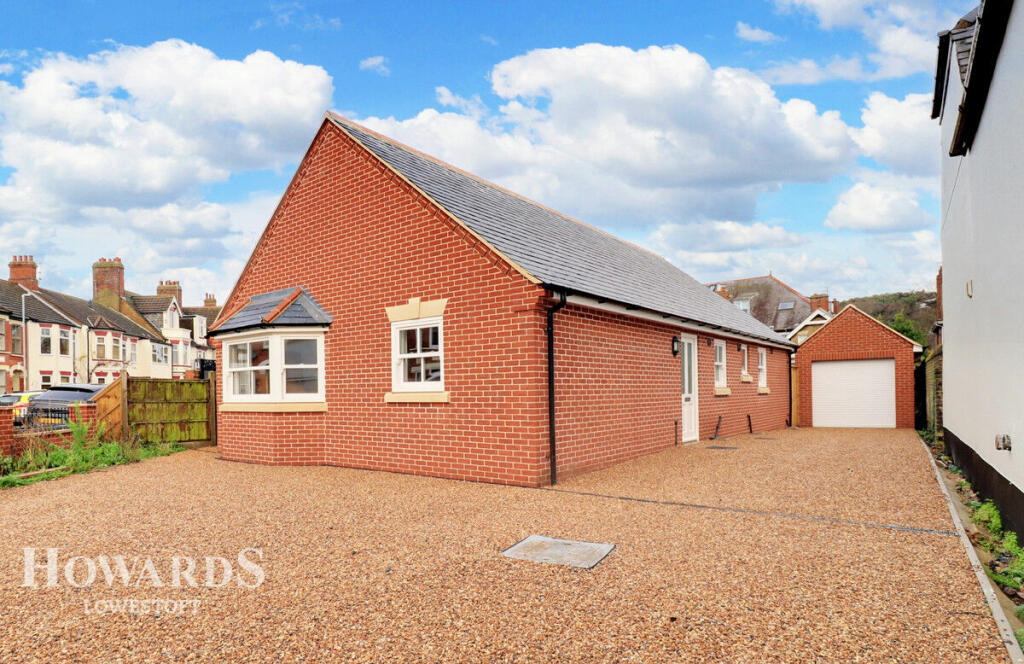 3 bedroom detached bungalow for sale in Royal Avenue, Lowestoft, NR32