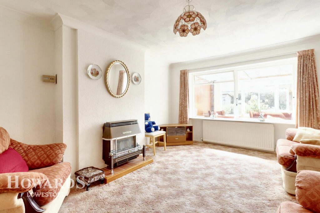 2 bedroom semidetached bungalow for sale in Manor Walk, Kessingland, NR33