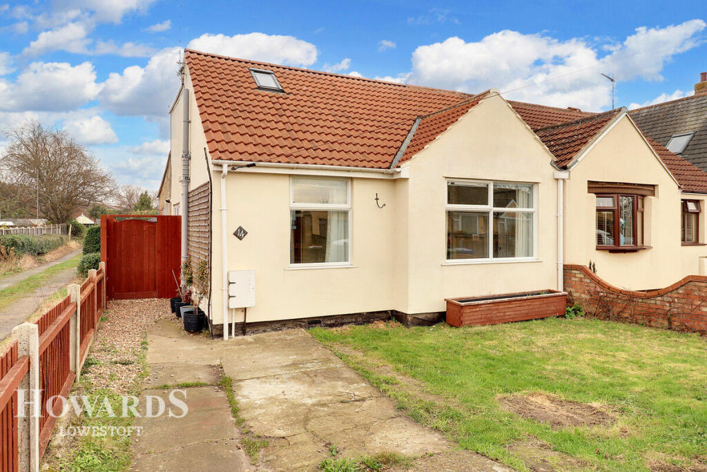 3 bedroom semidetached bungalow for sale in Homefield Avenue, Lowestoft, NR33