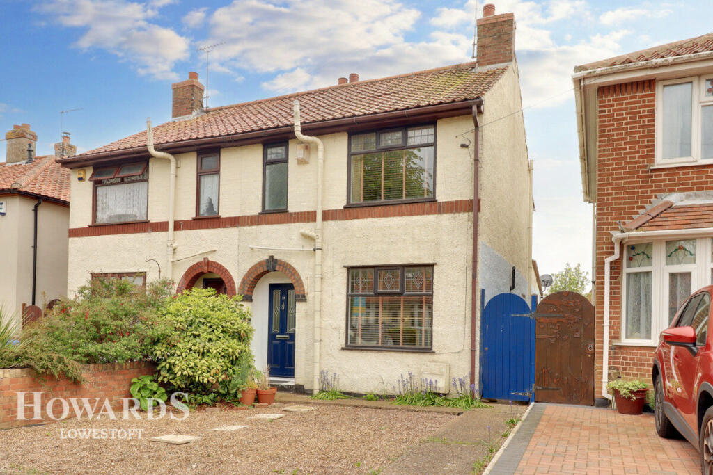 3 bedroom semidetached house for sale in Edgerton Road, Lowestoft, NR33