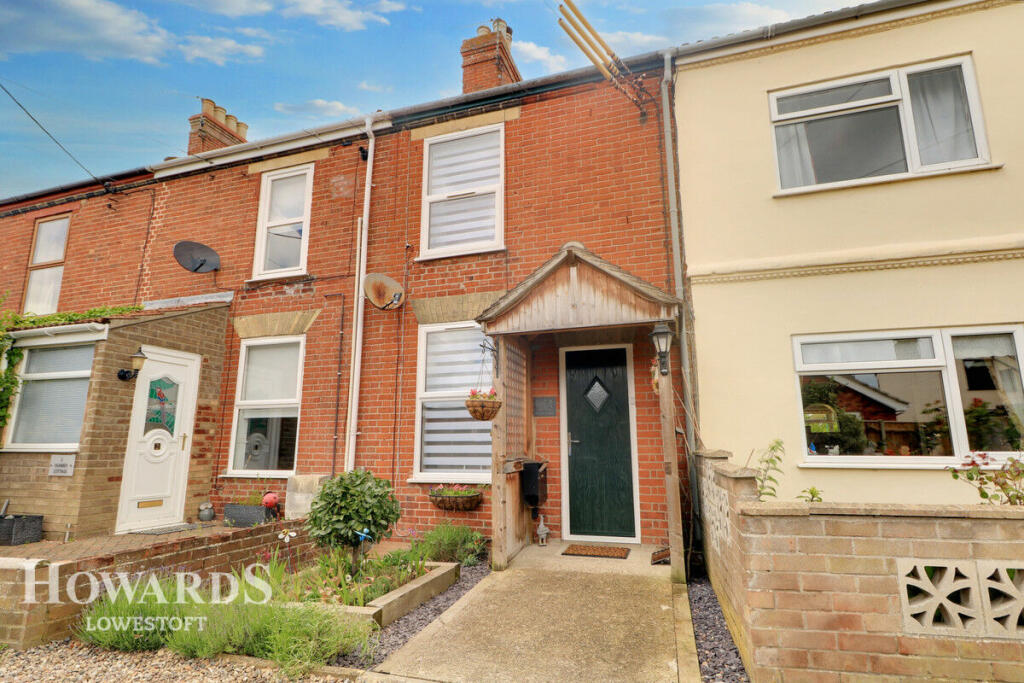 3 bedroom terraced house for sale in Market Place, Kessingland, NR33