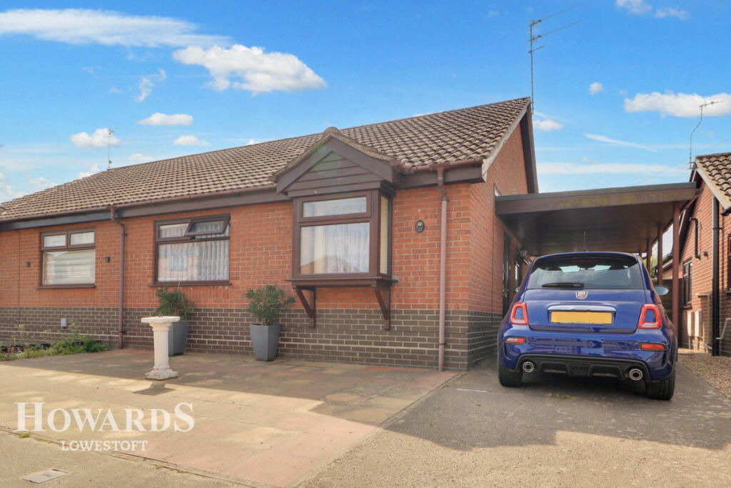 2 bedroom semidetached bungalow for sale in Dunston Drive, Lowestoft, NR32