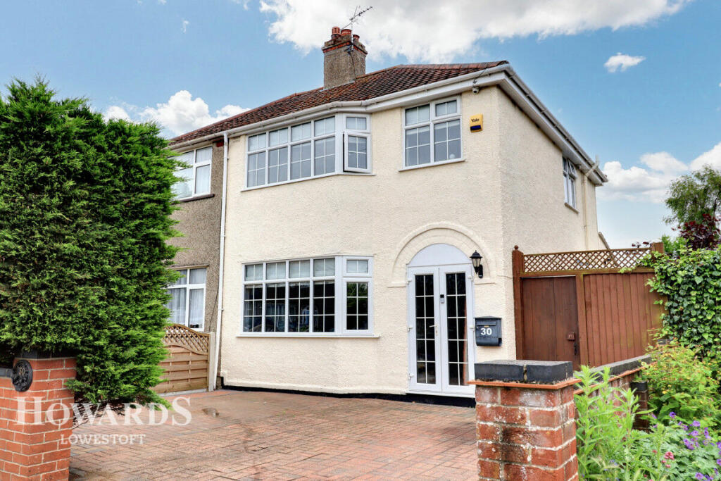 3 bedroom semidetached house for sale in Monckton Avenue, Lowestoft, NR32