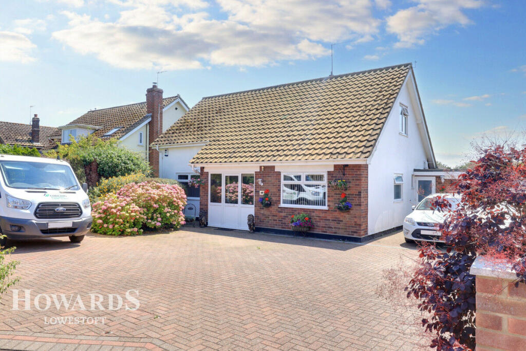 4 bedroom detached bungalow for sale in Whites Lane, Kessingland, NR33