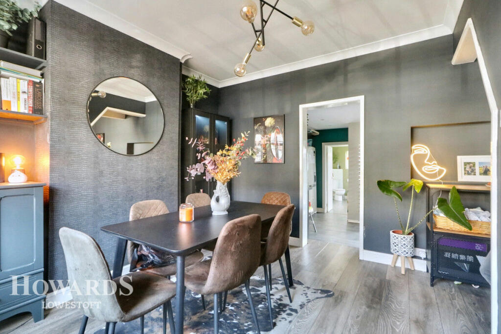 3 bedroom end of terrace house for sale in Sandringham Road, Lowestoft