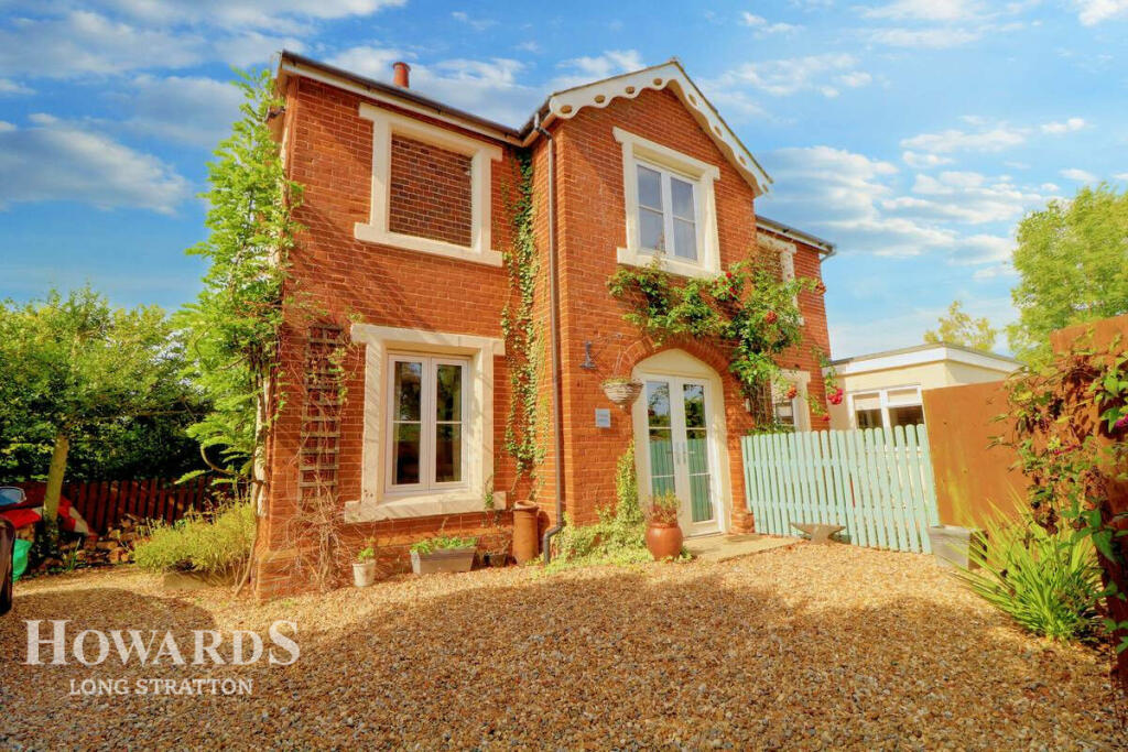 3 bedroom semidetached house for sale in The School House The Street, Rushall IP21 4QD, IP21