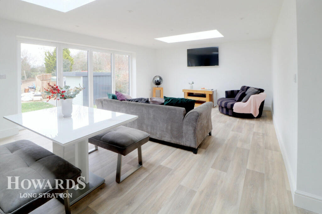 3 bedroom semidetached house for sale in Threadneedle Street, Bergh Apton, NR15