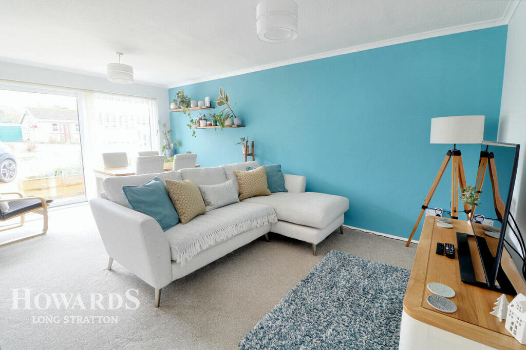 2 bedroom semidetached bungalow for sale in Glebe Close, Long Stratton