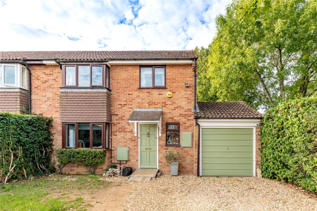 3 bedroom semidetached house for sale in Shannon Road, Bicester, OX26