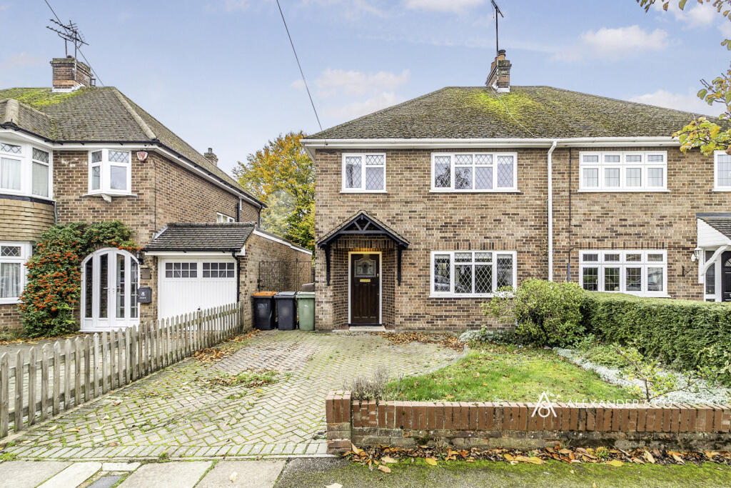Main image of property: Coombe Drive, Dunstable, Bedfordshire, LU6