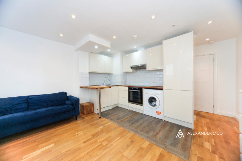 Main image of property: High Street South, Dunstable, Bedfordshire, LU6