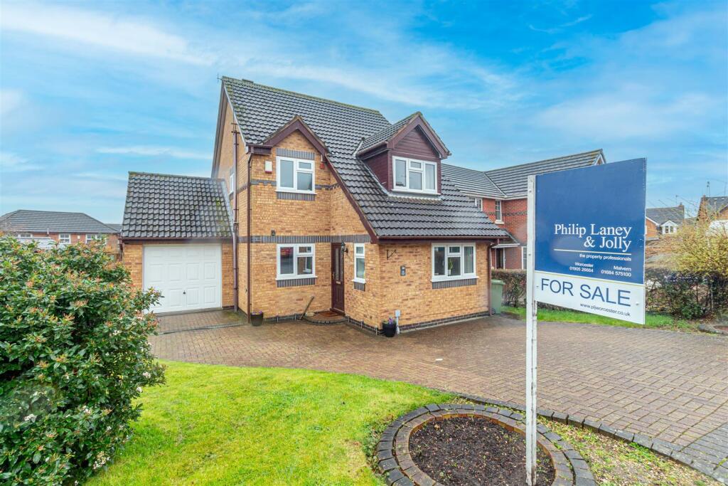 4 bedroom detached house for sale in Peninsula Road, Norton, Worcester, WR5