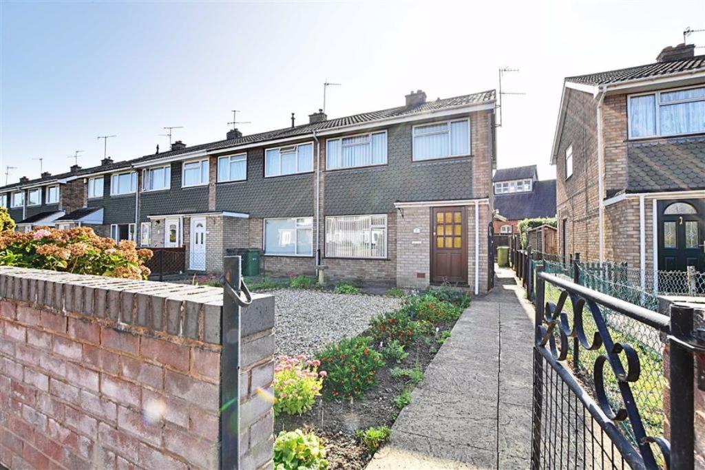 3 bedroom semidetached house for sale in Westbourne Close, Worcester, WR2