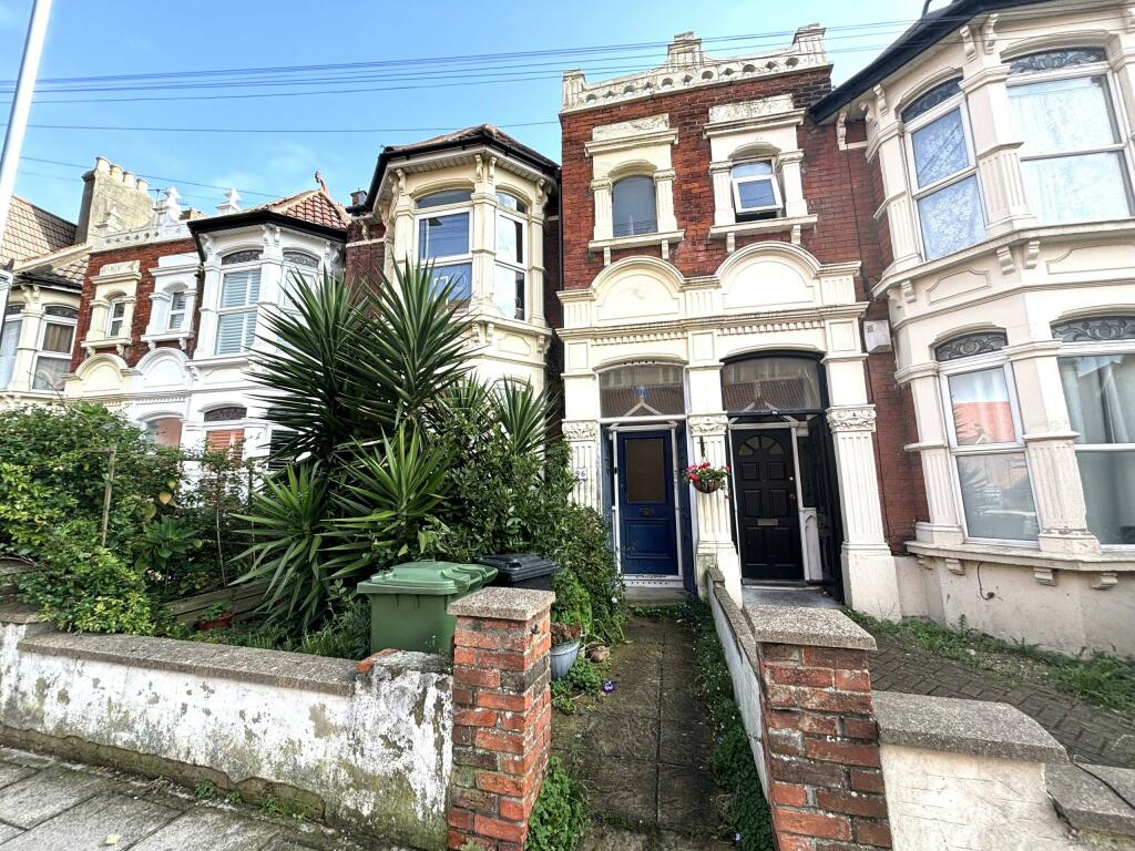 2 bedroom flat for rent in Waverley Road, Southsea, Portsmouth, PO5