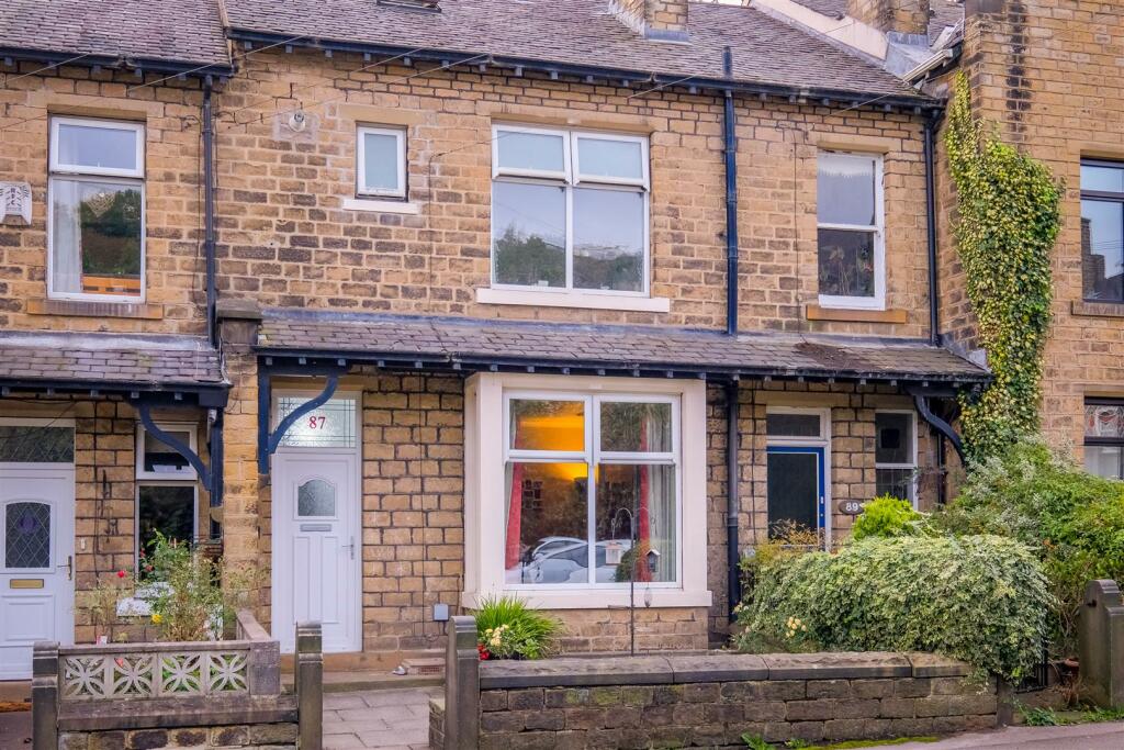 3 bedroom terraced house for sale in Prospect Road, Longwood