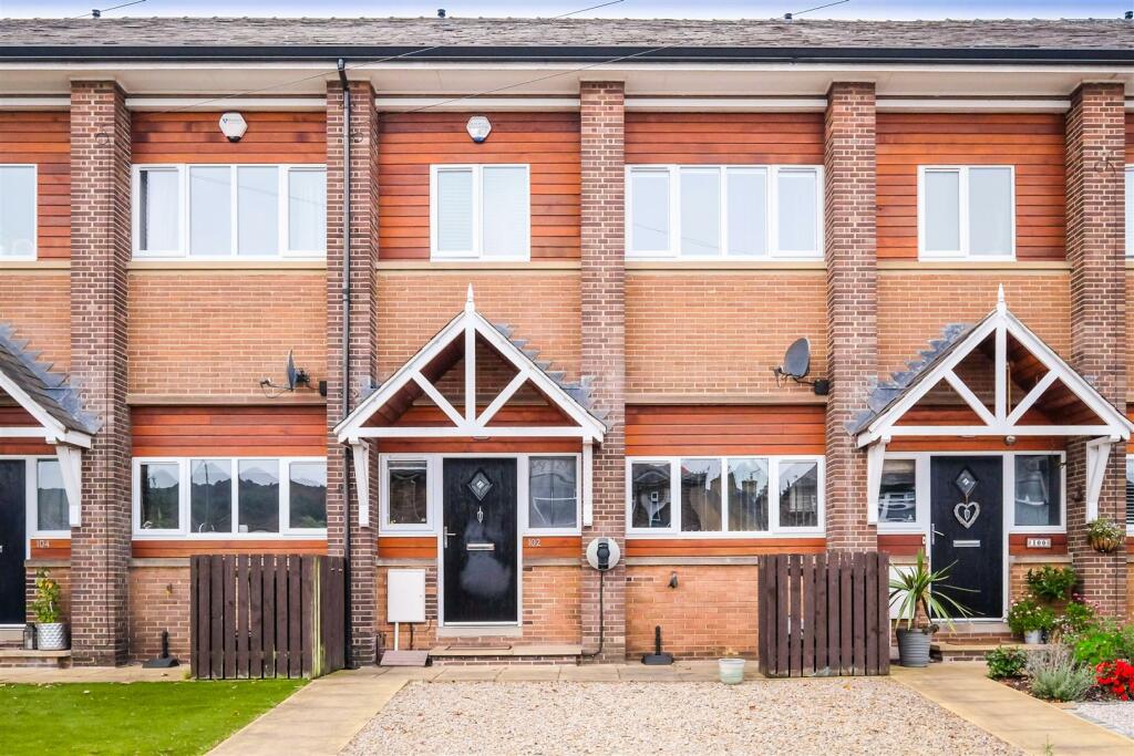 3 bedroom terraced house for sale in Savile Road, Elland, HX5