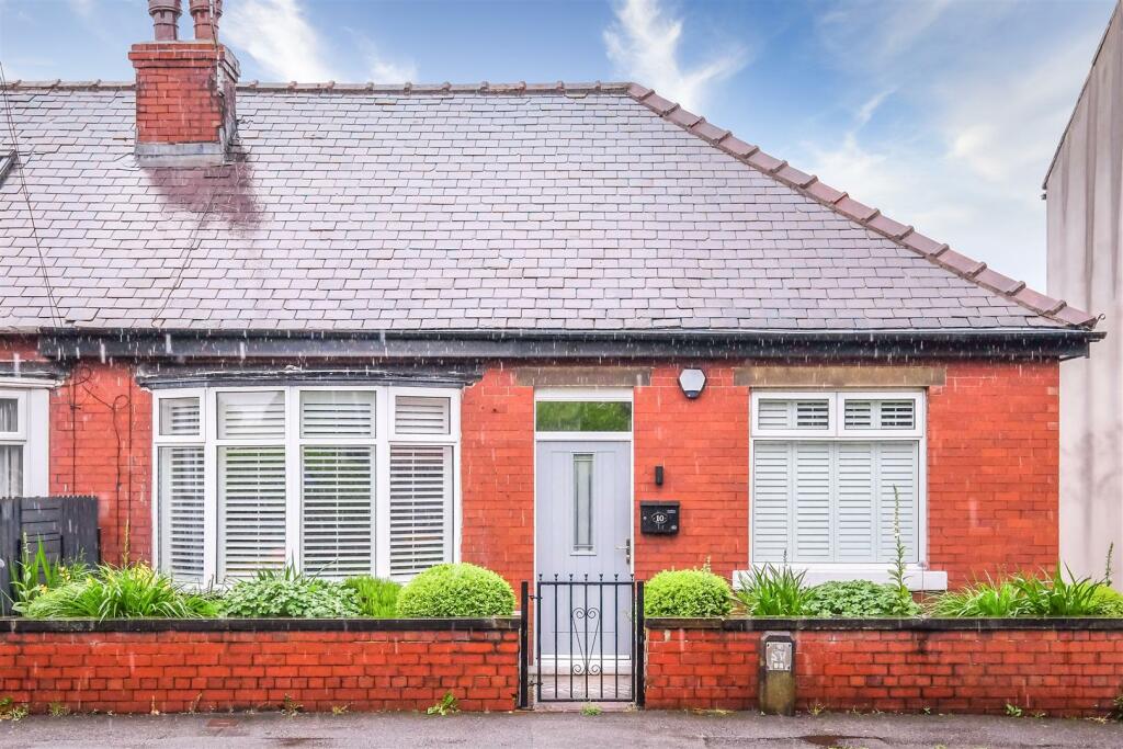 2 bedroom semidetached house for sale in Lindley Moor Road