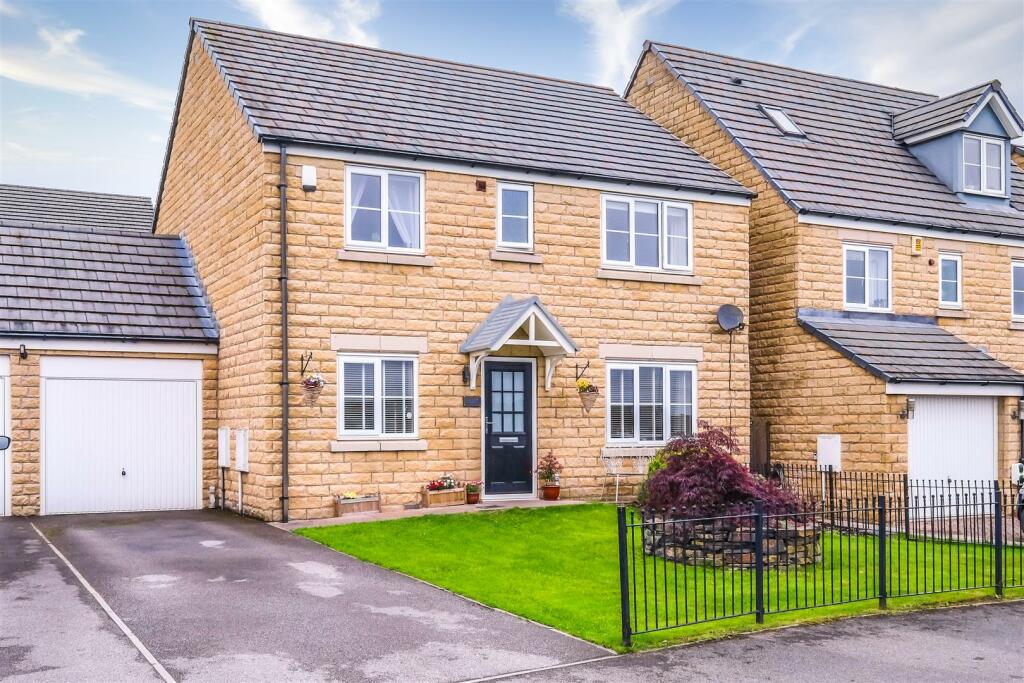 4 bedroom detached house for sale in Harley Head Avenue, Lightcliffe