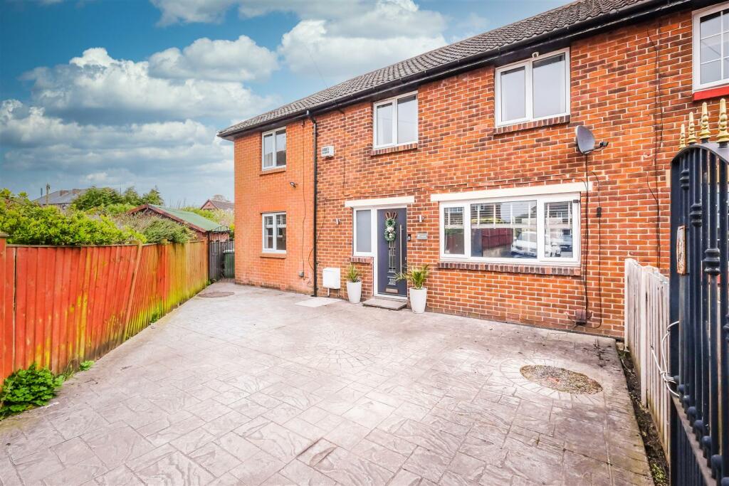 4 bedroom semidetached house for sale in Dunsmore Drive, Huddersfield, HD3