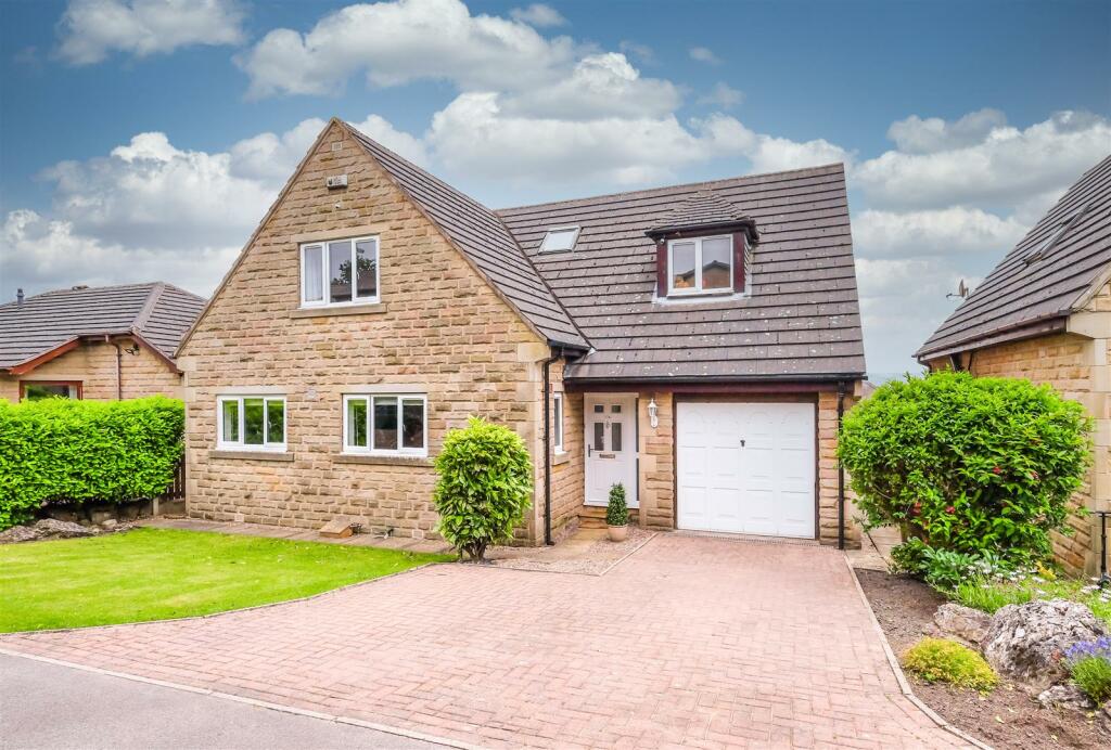 3 bedroom detached house for sale in Norcross Avenue, Huddersfield, HD3