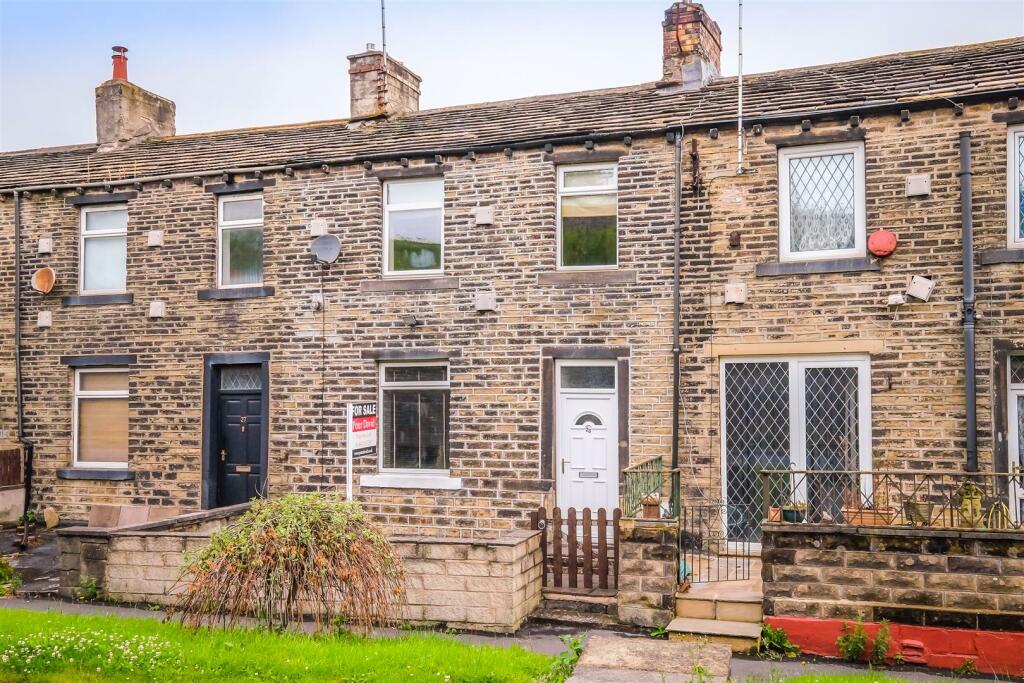 2 bedroom terraced house for sale in Kew Hill, Huddersfield, Lindley
