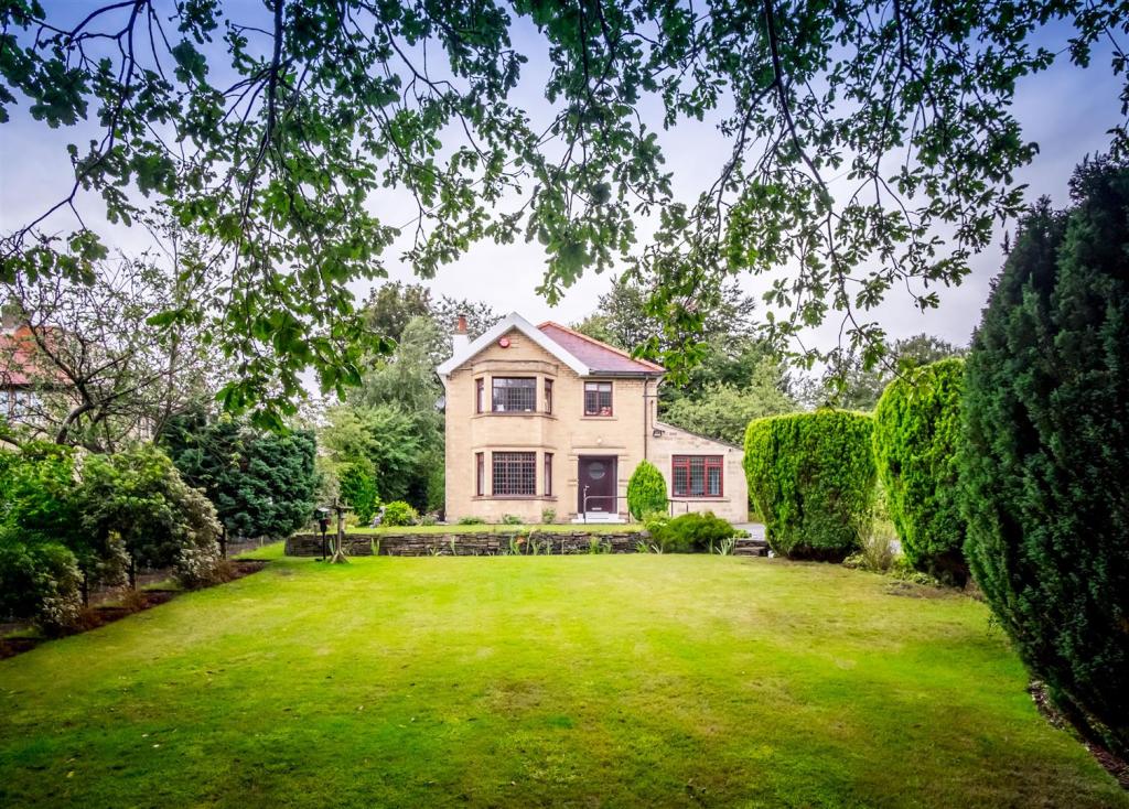 4 bedroom detached house for sale in Beaumont Park Road, Huddersfield