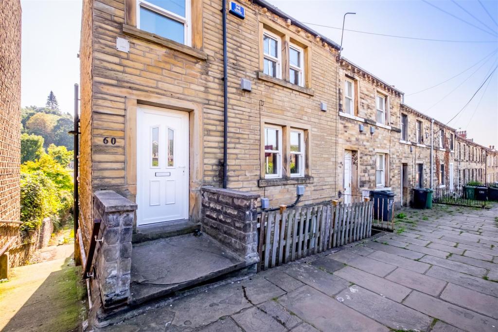3 bedroom terraced house for sale in Almondbury Bank, Huddersfield, HD5