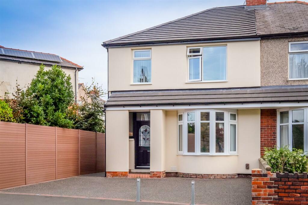 3 bedroom semidetached house for sale in Quarmby Road, Huddersfield, HD3