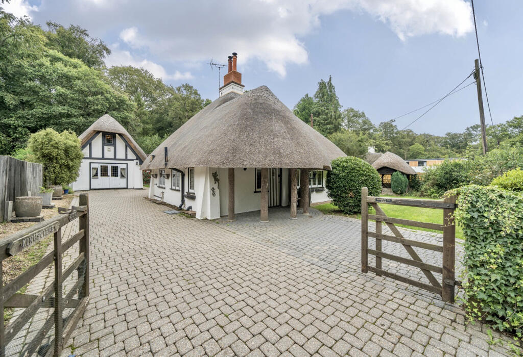 3 bedroom detached house for sale in Kingsclere, Salisbury Road, Romsey