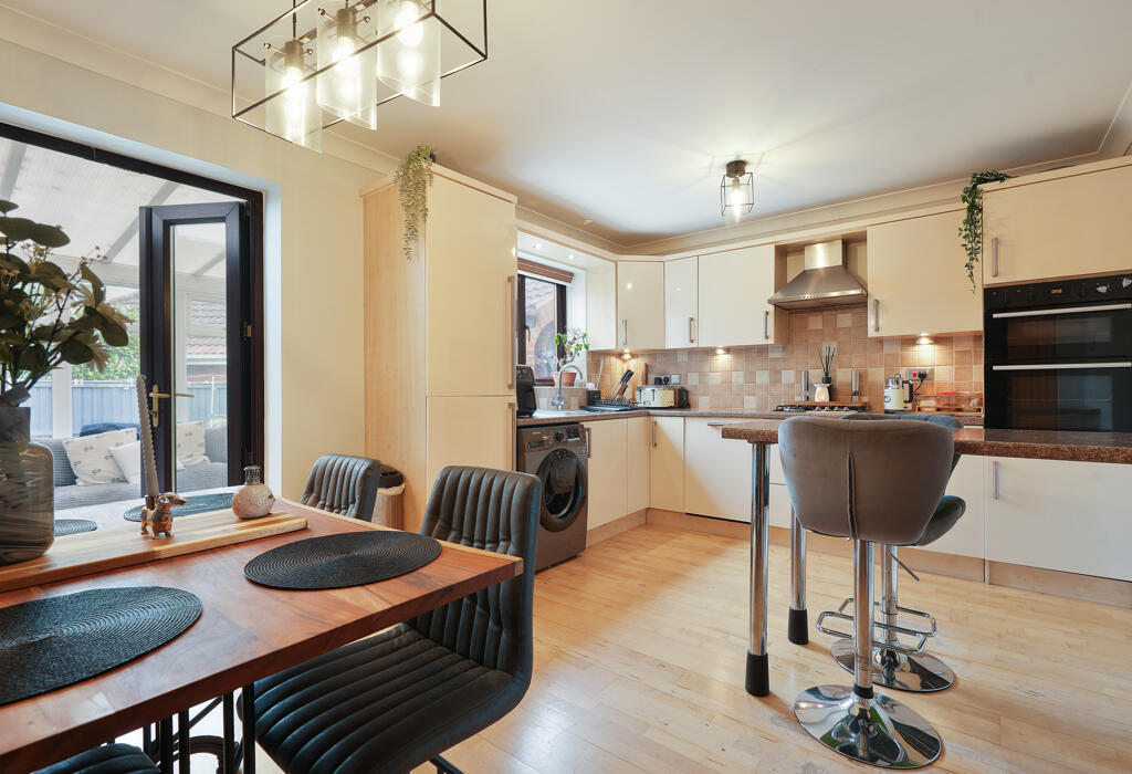 3 bedroom semidetached house for sale in Parklands Close, Rossington