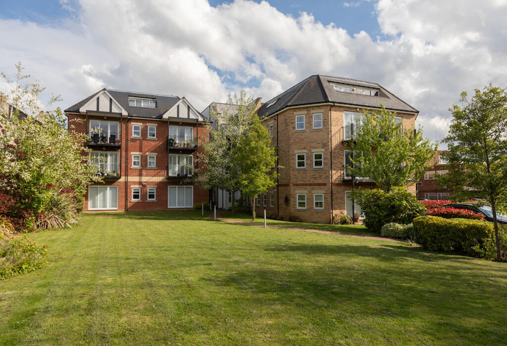 1 bedroom apartment for sale in Monroe House, Church Hill. Loughton, IG10