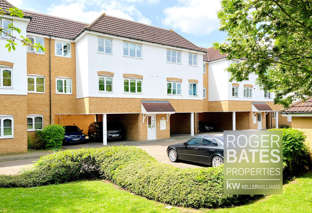 2 bedroom flat for sale in Centurion Court, Seymer Road, Romford, Essex RM1