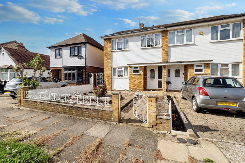 4 bedroom semi-detached house for sale in Forest Road, Romford, RM7