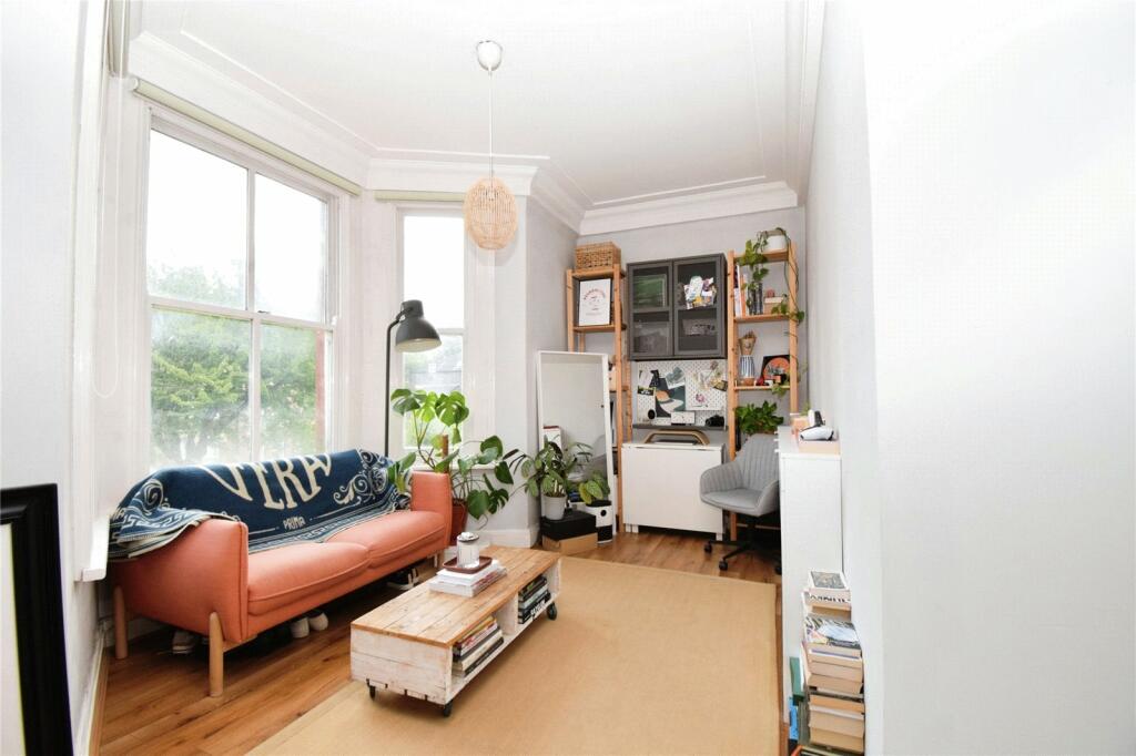 Apartment to rent on Waverley Road, Sefton Park, Liverpool, Merseyside, L17