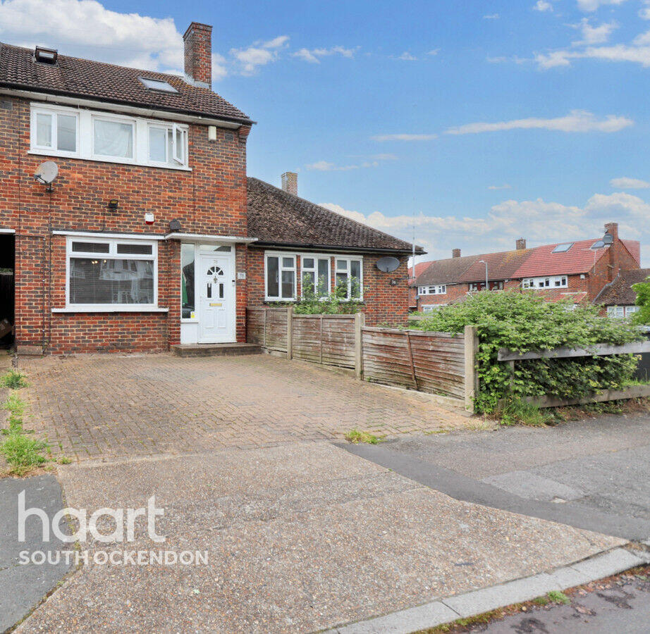 4 bedroom terraced house for sale in Ravel Gardens, Aveley, RM15