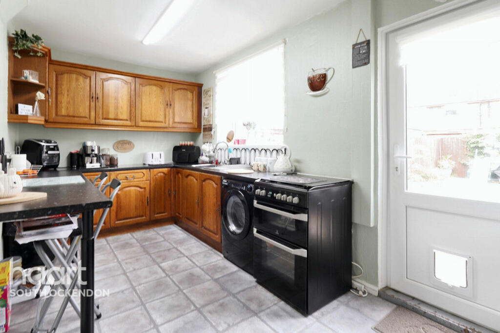 3 bedroom end of terrace house for sale in Swale Close, Aveley, RM15