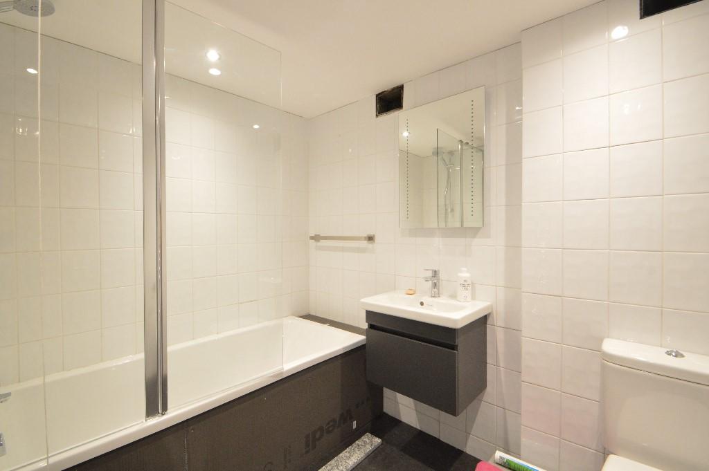 2 bedroom flat for rent in Wellington Close, WaltonOnThames, Surrey, KT12