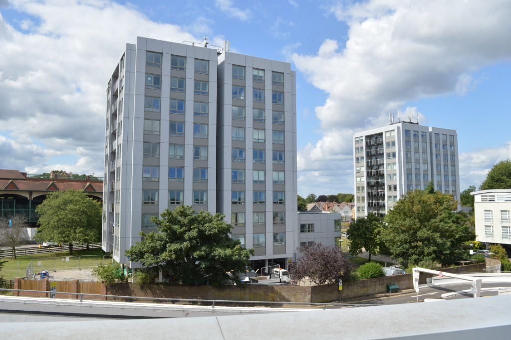 2 bedroom flat for rent in Wellington Close, WaltonOnThames, Surrey, KT12