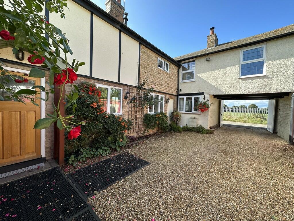 4 bedroom detached house for sale in Fairfield Road, Biggleswade, SG18