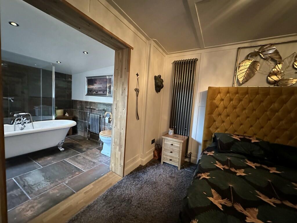 4 bedroom detached house for sale in Potton Road, Biggleswade , SG18